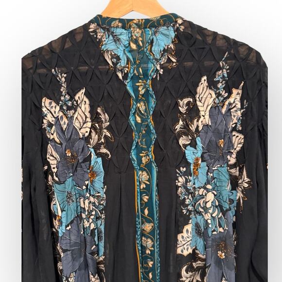 Farm Rio Blossom Black Bee Tapestry Smocked Blouse Size Medium - Picture 5 of 12